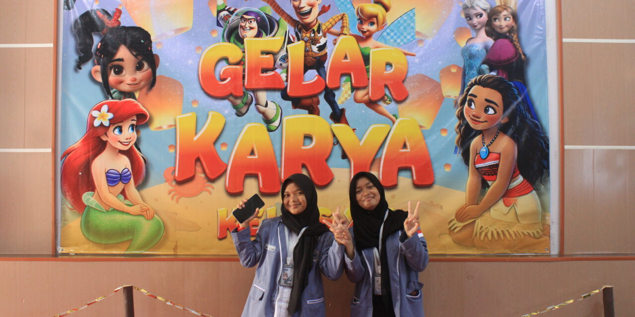 Siswa Kelas 12 SMANSABA Hidupkan Mini Disneyland dalam Bingkai Gelar Karya Seni