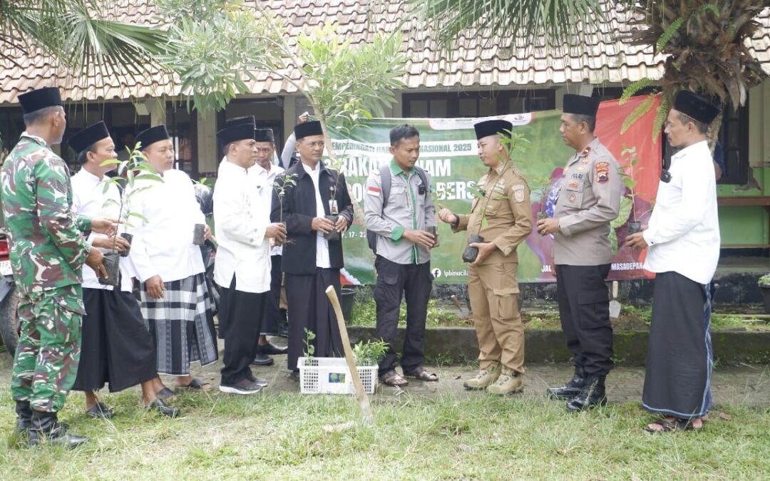 Hari Santri: SMA Negeri 1 Bantarsari Ikut Sukseskan Penanaman 10.000 Pohon untuk Bumi Lestari